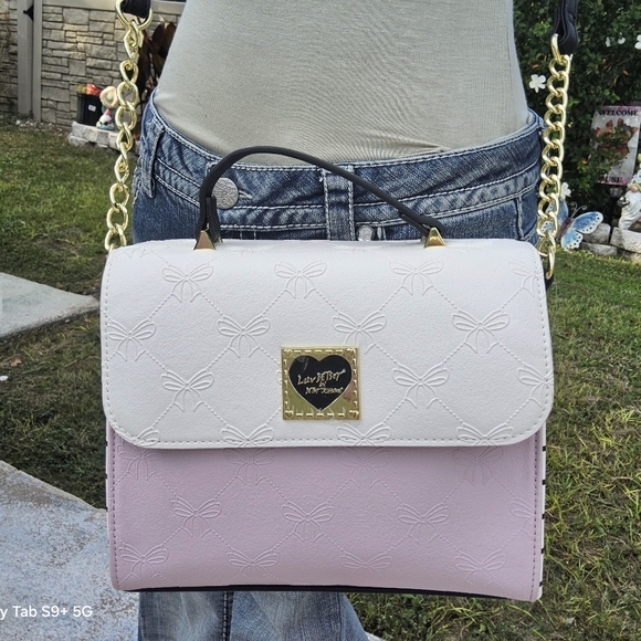 BETSEY JOHNSON WHITE/PINK EMBOSSED BOWS SQUARE LUV BETSEY CROSSBODY - Picture 1 of 5